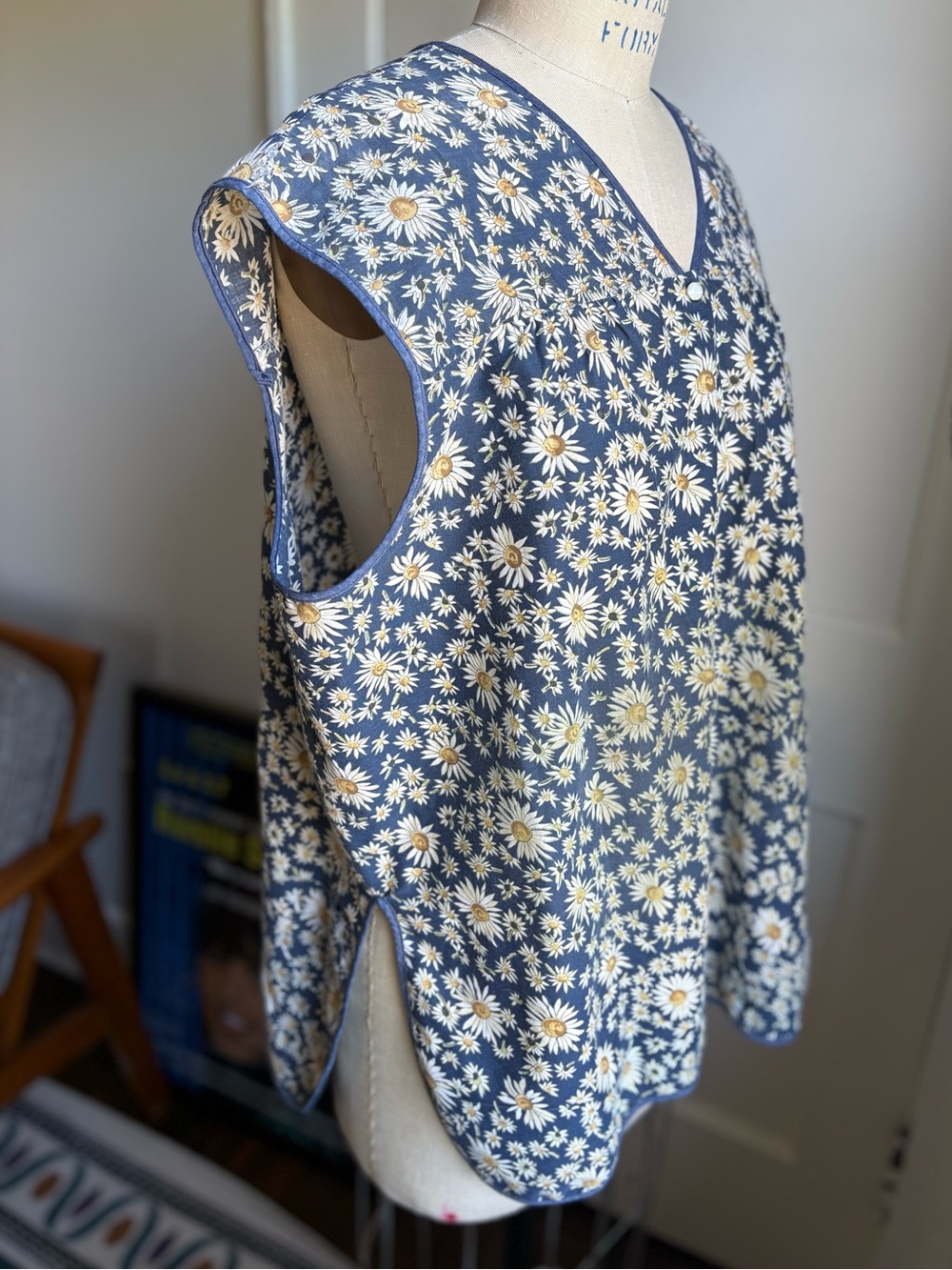 Vintage “Artistic Creation” Floral Snap Front Artist Smock - Picture 5 of 10